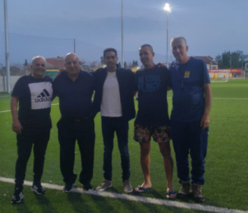 נגב במעמד החתימה. המאמן עוזב לאחר 15 מחזורים