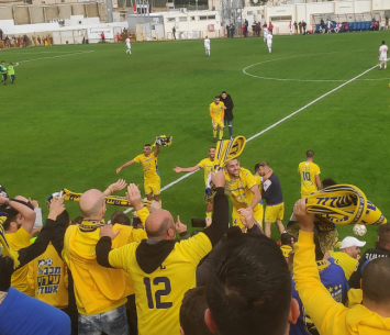 שחקני ואוהדי עירוני בטירוף אחרי הניצחון בדרבי (אביחי דלאל)