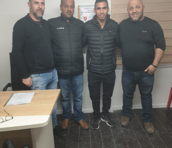 ניסמבאום במעמד החתימה