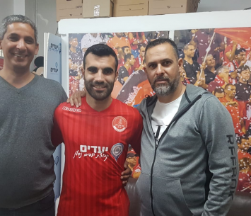 שפירא במעמד החתימה