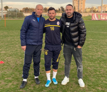 שקד. החתמה מעניינת (מ.כ ירמיהו חולון)