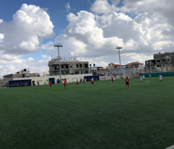 צעירי טייבה שוטפים את המגרש (מוחמד סרסור)