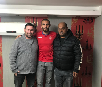 חלאיילה במעמד החתימה