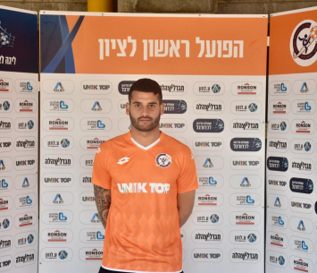 עם המדים החדשים. מוניס