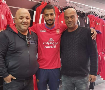 עמאש במעמד החתימה