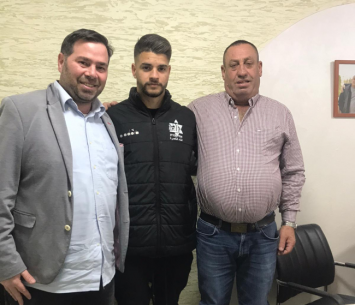 חטואל במעמד החתימה