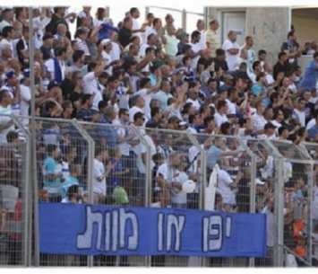 שמחים מהניצחון ומשילוב שחקני נוער. אוהדי יפו