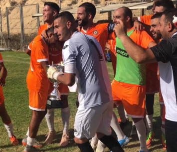 בן שרוקי ושחקני ערד (פייסבוק מכבי ערד תמר)