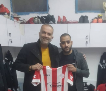 שמעון לוגסי במעמד החתימה בהפועל ירוחם (פרטי)