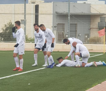 שחקני מעלה אדומים חוגגים עם נאור אסרף (פייסבוק מעלה אדומים)