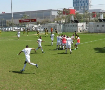 שחקני כפר יונה חוגגים (עוז אברהם)