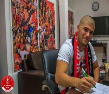 לא מחייך. לוי