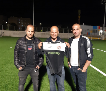 בן דור במעמד החתימה לצדם של עטיה ואלמליח (צילום: דוברות המועדון)