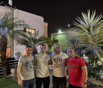 מנסור במעמד החתימה