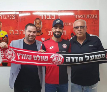 ג'אבר במעמד החתימה