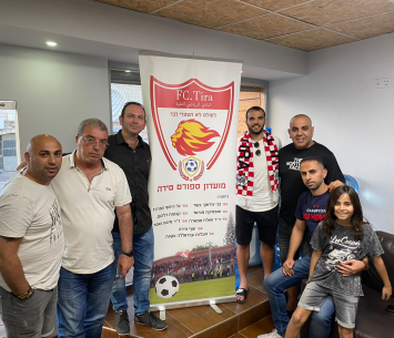 מלכה במעמד החתימה