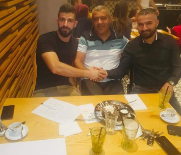 שני השחקנים במעמד החתימה