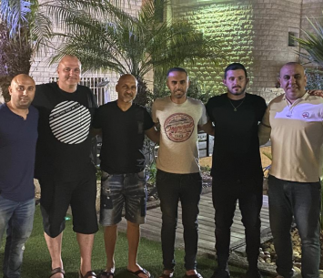 פלנטל במעמד החתימה