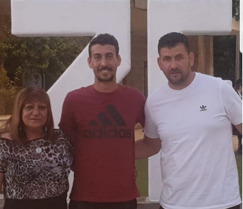 אביסדריס במעמד החתימה