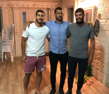 שני השחקנים לצד סוכנם משה גולדנברג