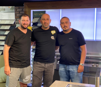 החתמה מעניינת. שפירא במעמד החתימה