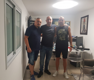 גורמזנו במעמד החתימה