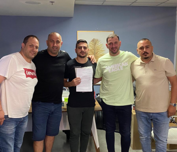 מזרחי במעמד החתימה