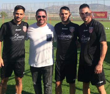 שלושת השחקנים במעמד החתימה