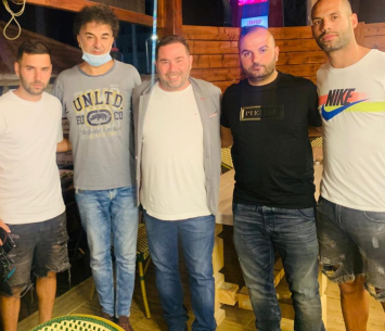 צמד השחקנים במעמד החתימה