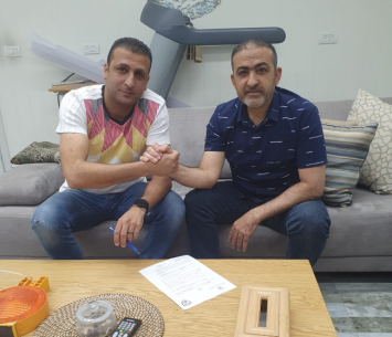 המאמן במעמד החתימה