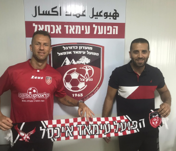 סזאר במעמד החתימה