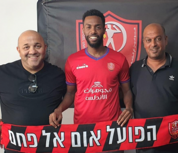 אבבה במעמד החתימה