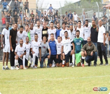 מוכנים לליגה א'. שחקני כסייפה (צילום: עבדלה אזברגה)