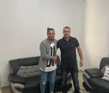 אסולין במעמד החתימה