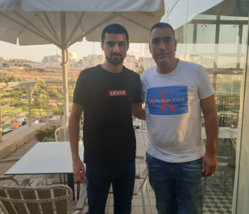 אלי אמסלם ודניאל דרעי במעמד החתימה