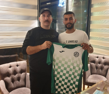 מהדואי במעמד החתימה עם נשיא המועדון ראיד זהאר