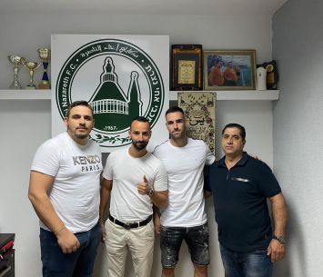 שראל במעמד החתימה