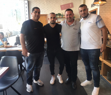 קולני במעמד החתימה