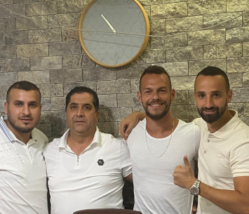 פישלר במעמד החתימה