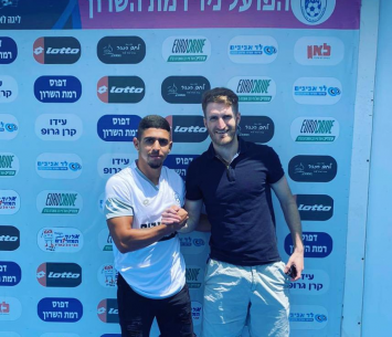 מזרחי במעמד החתימה