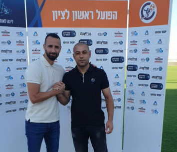 עמאר במעמד החתימה