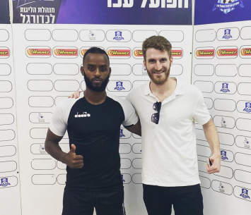 גזאהין במעמד החתימה