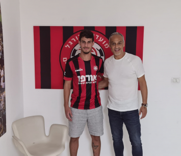 קלמרו במעמד החתימה