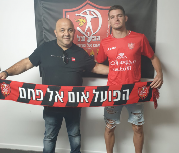 סלם במעמד החתימה