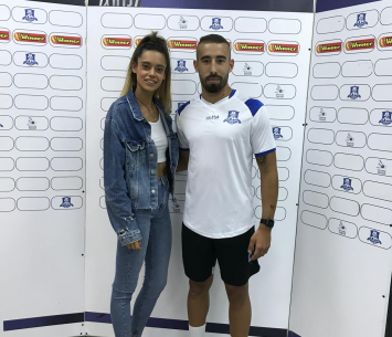 אביב במעמד החתימה