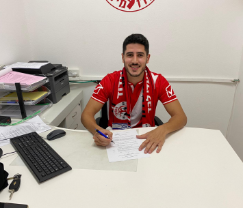 אוואט במעמד החתימה