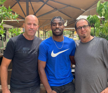 גובזה במעמד החתימה