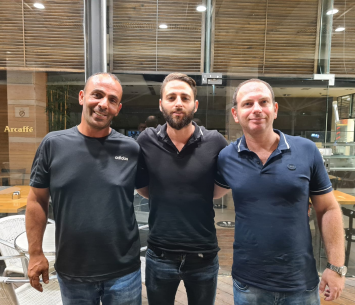 חלבי במעמד החתימה