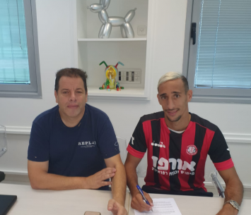 בוארון במעמד החתימה