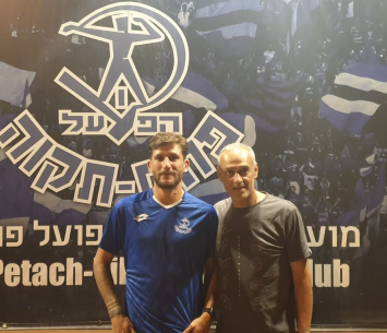 צרויה במעמד החתימה